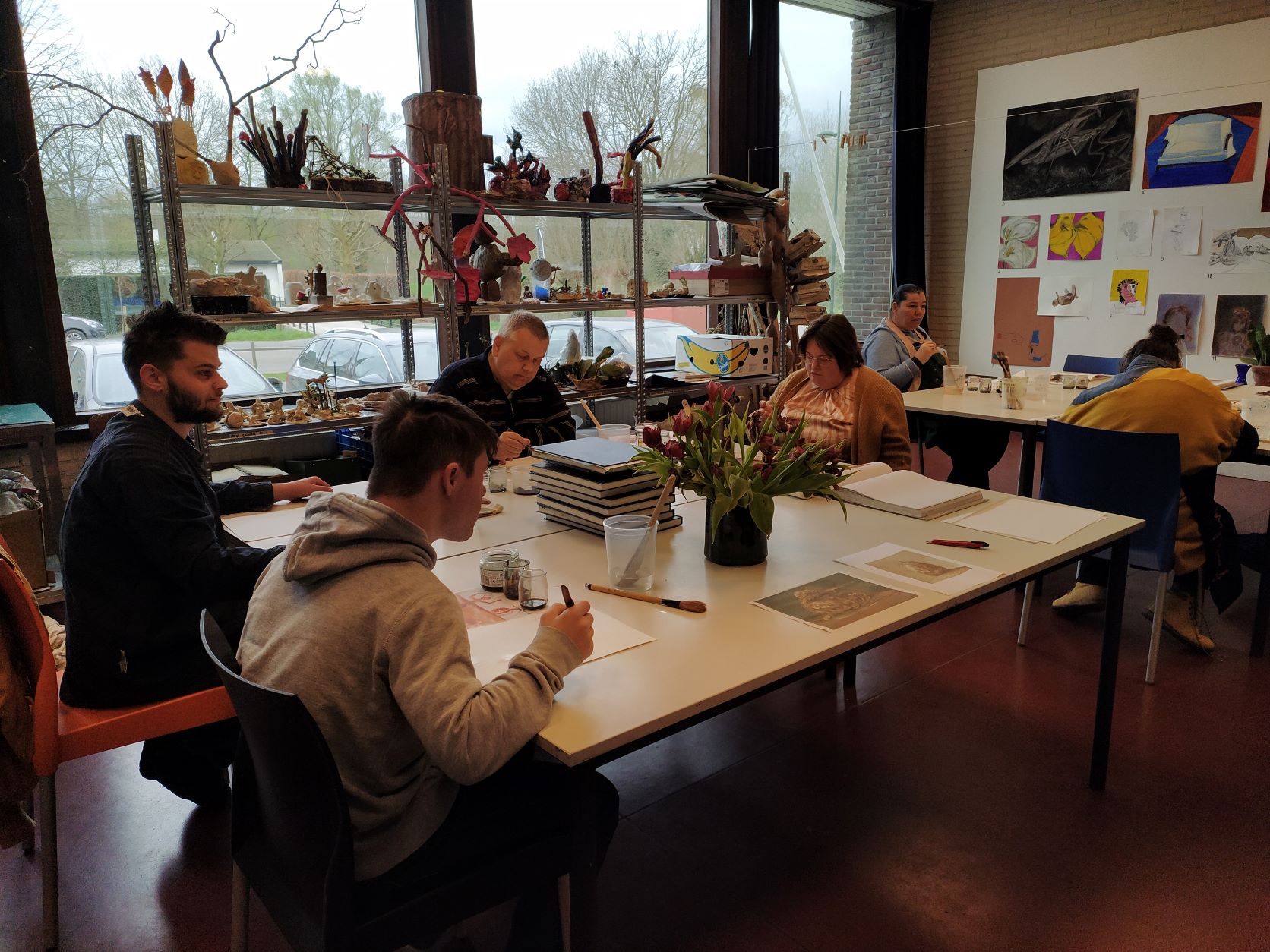 Leerlingen in Atelier Markant aan het werk met verschillende technieken