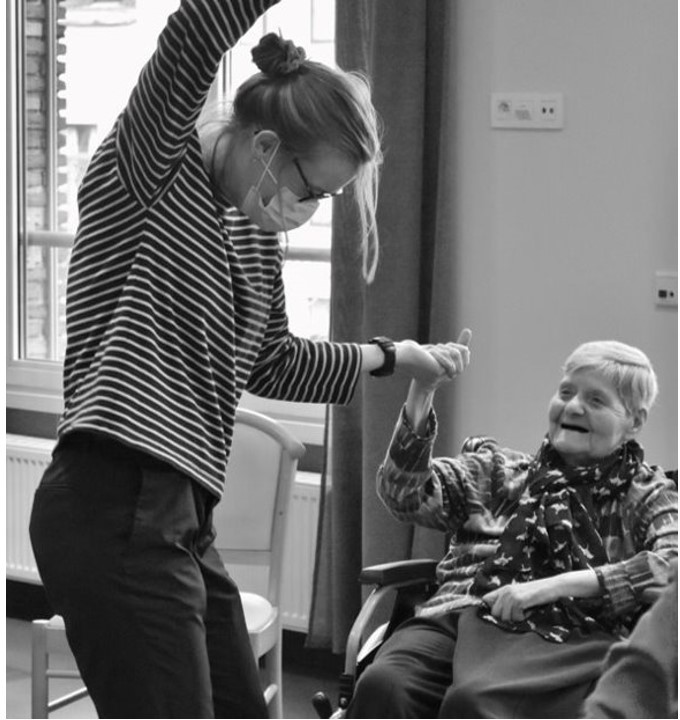 wzc Bellevue Jonge vrouw danst met oude lachende vrouw