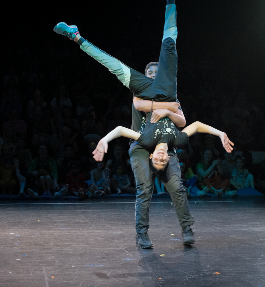 Circus Zonder Handen optreden twee jongeren op circusoptreden doen radslag
