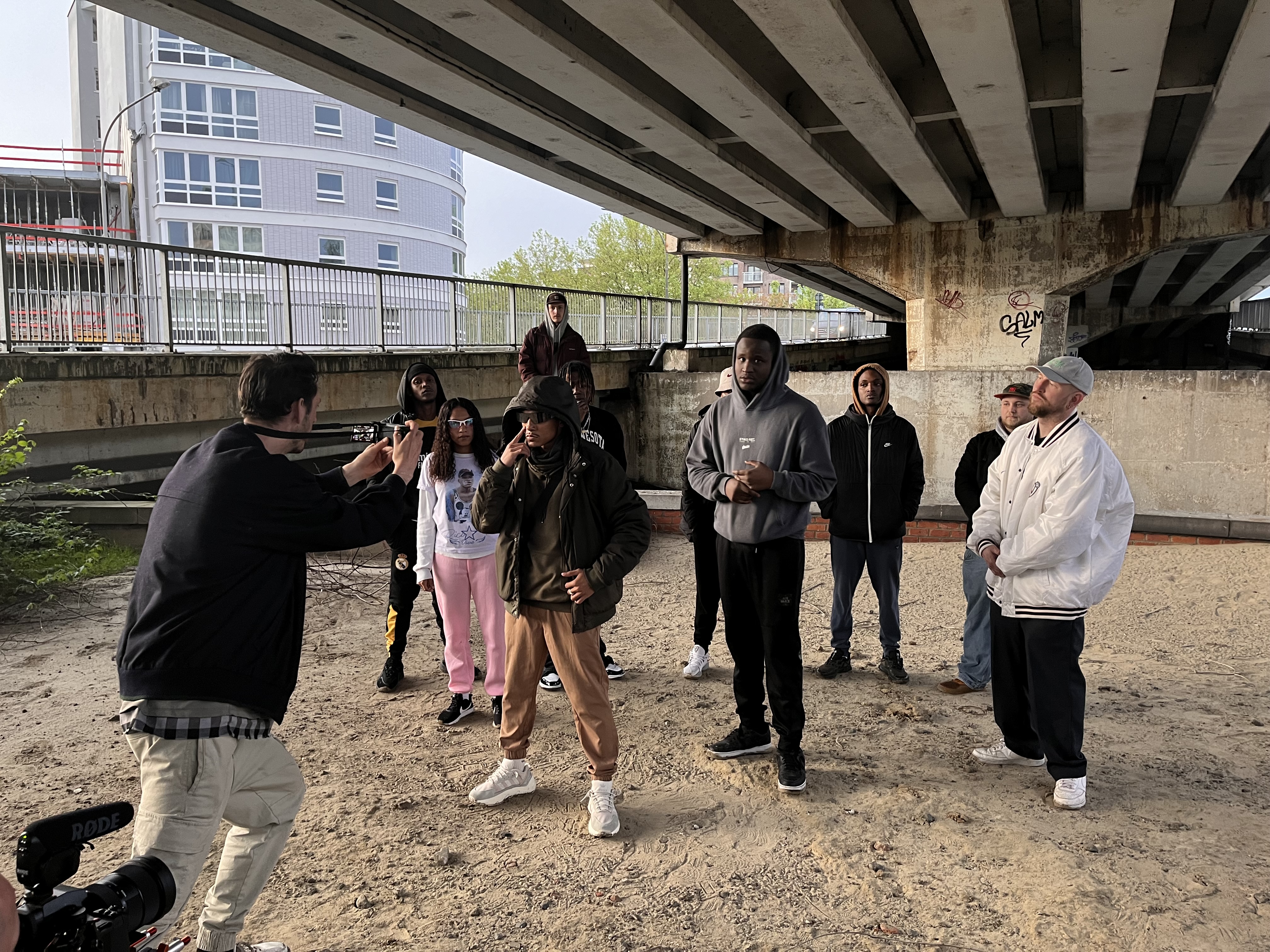 Gent x Vila Cruzeiro fotoshoot fotoshoot van acht jongeren onder viaduct in Gent