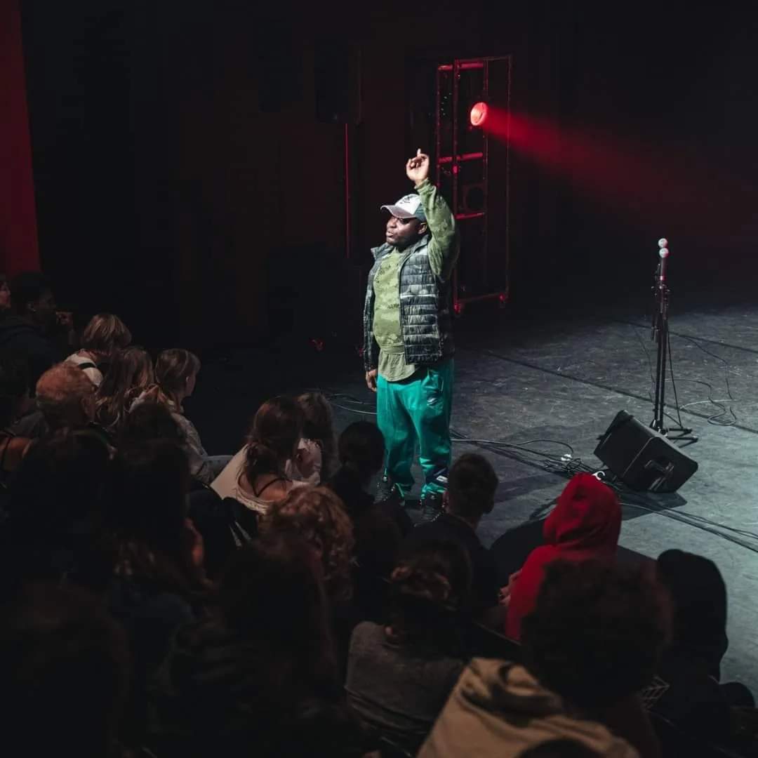optreden bij Larf Kwame Afriyie tijdens optreden in theaterzaal