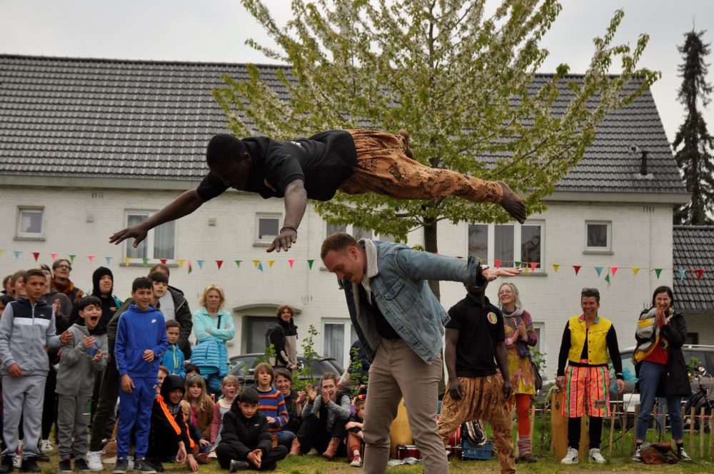 Planeet Malen '23 zweefsprong over man met publiek op de achtergrond in wijk Malem