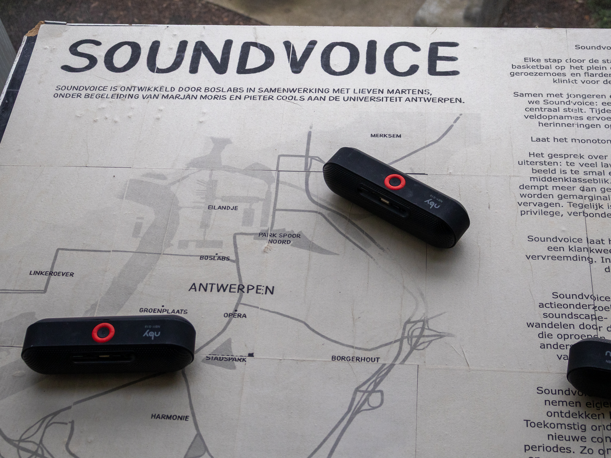 Soundvoice_Lieven Martens twee opnameapparaten op een infobord met een deel kaart en deel tekstover soundvoice