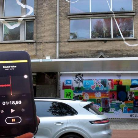 Soundvoice_Lieven Martens smartphone op opnamestatus met op de achtergrond een straat in de stad