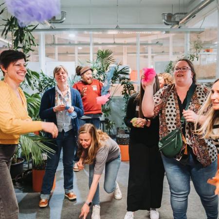 Artimedia-Vrij spel een groep deelnemers gooit gekleurde sjaaltjes naar elkaar