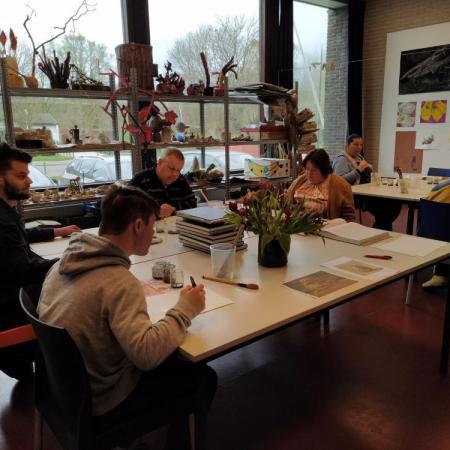 Beeld van Atelier Markant Leerlingen in Atelier Markant aan het werk met verschillende technieken