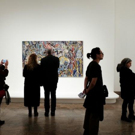 Praktijkonderzoek museumparticipatie a-group-of-people-standing-in-front-of-a-painting
