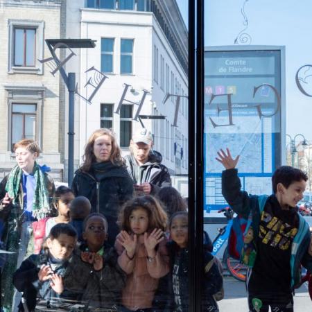 kf22_BOX_molenbeek zicht vanuit de box op publiek, jong en oud, in Molenbeek
