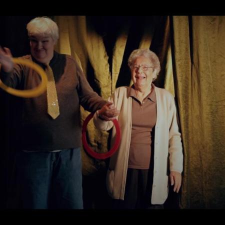 Beeld van intergenerationeel traject van Woesh Een ouder en jonger persoon oefenen een circustechniek