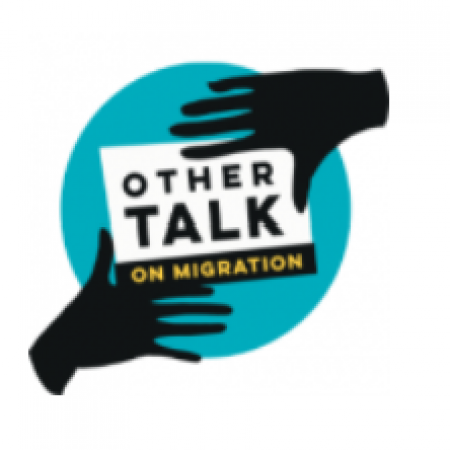 Other Talk logo logo twee handen houden een kaart vast