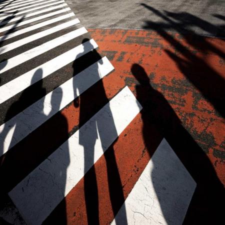 foto_Freepik schaduwen van mensen op een zebrapad in de stad