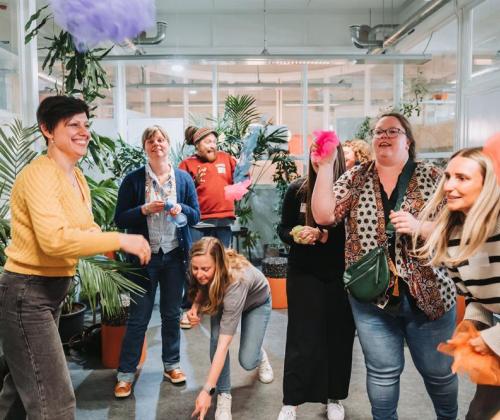 Artimedia-Vrij spel een groep deelnemers gooit gekleurde sjaaltjes naar elkaar