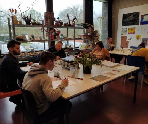 Beeld van Atelier Markant Leerlingen in Atelier Markant aan het werk met verschillende technieken