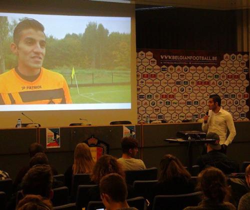 'Iedereen op het veld' Integratie van vluchtelingen &amp; asielzoekers via voetbal. Goede praktijken uit het werkveld