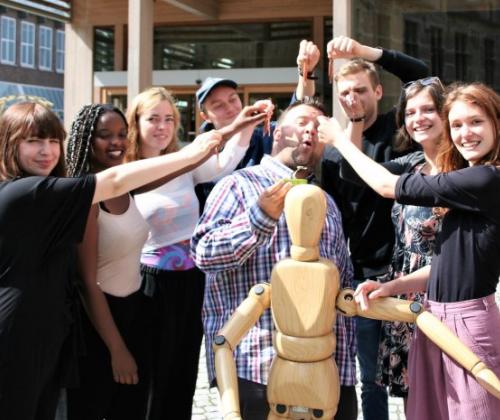 Mechelse jongeren aan het stuur van cultuurcentrum Mechelse jongeren aan het stuur van cultuurcentrum