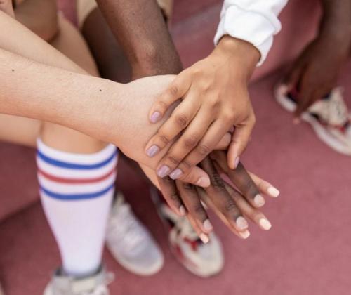 Hoe krijg je een divers ledenbestand? Adviesdocument beantwoordt vier vragen over inclusie in sportclubs. Hoe krijg je een divers ledenbestand? Adviesdocument beantwoordt vier vragen over inclusie in sportclubs.
