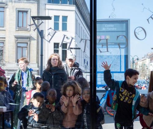 kf22_BOX_molenbeek zicht vanuit de box op publiek, jong en oud, in Molenbeek