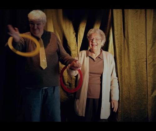 Beeld van intergenerationeel traject van Woesh Een ouder en jonger persoon oefenen een circustechniek