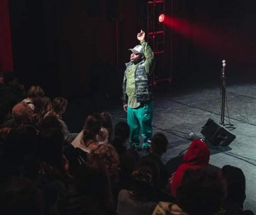 optreden bij Larf Kwame Afriyie tijdens optreden in theaterzaal