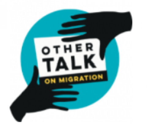 Other Talk logo logo twee handen houden een kaart vast